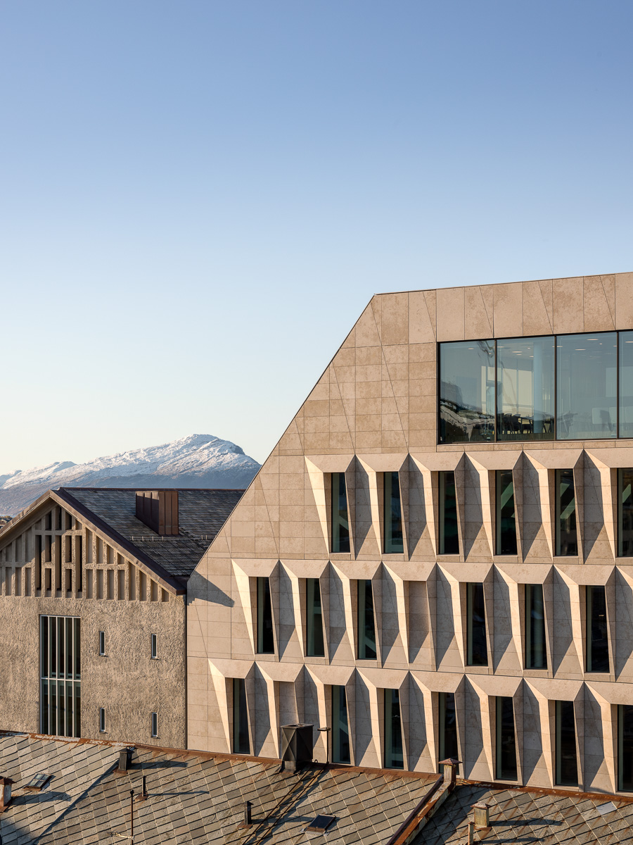 Bodø City Hall, фасад из природного камня Jura известняк